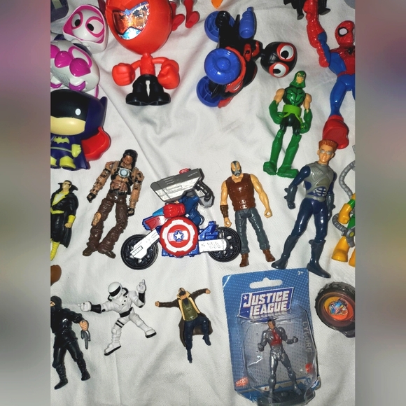 : Huge mix Lot of 34 Marvel DC comics Action Figures & super heroes villains - Picture 4 of 7